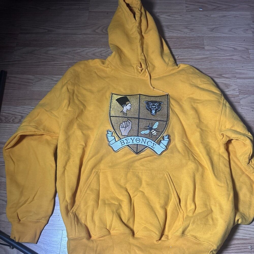 Beyonce Egyptian Coat-Of-Arms 2019 Large Bee Pullover Hoodie yellow